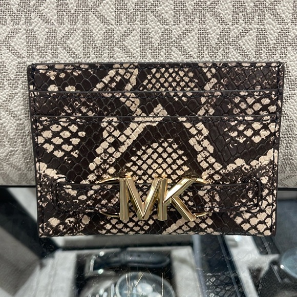 MICHAEL KORS
Reed Large Snakeskin Python Pattern Card Holder Case
NWT - Picture 13 of 16